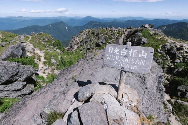 日光白根山登山ガイドツアー