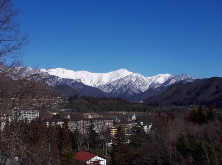 みなかみの名峰「谷川岳」。夏は美しい緑を、冬は自分が滑ったラインをワンドロップから望めます。
