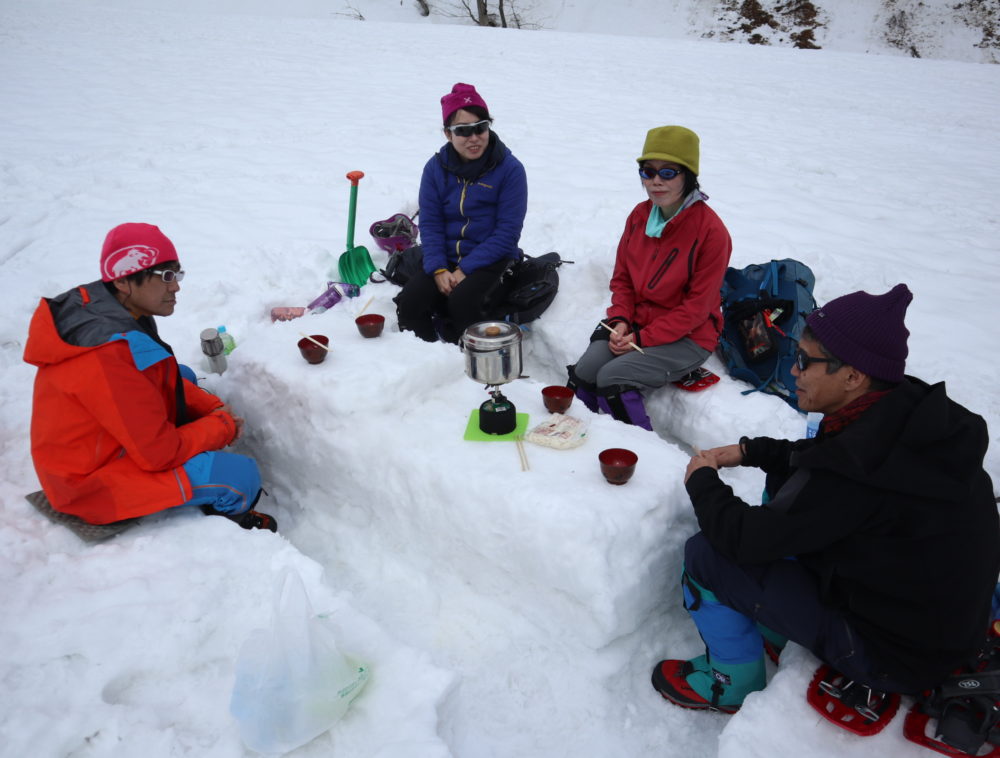 「谷川岳一ノ倉沢大岩壁」スノートレッキング１日ツアー