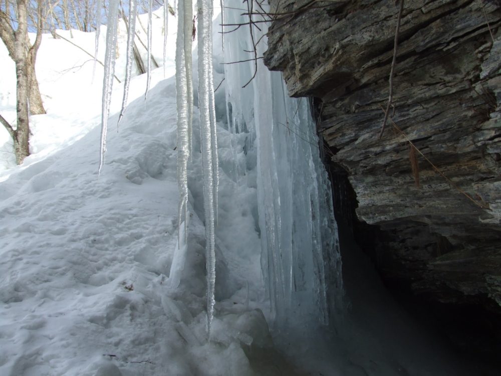 奇景「氷筍-ひょうじゅん」を見にスノートレッキング