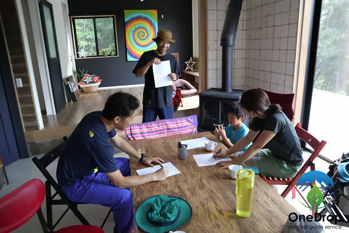 受付／薪ストーブが目立つ温かい雰囲気のベース