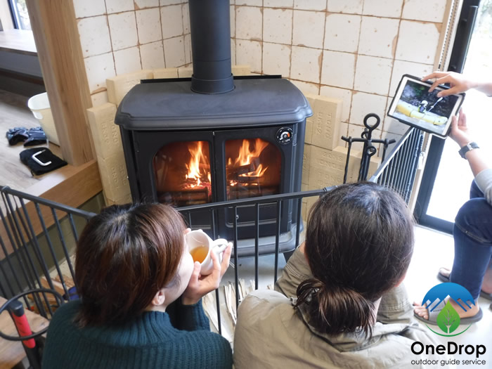 受付／薪ストーブが目立つ温かい雰囲気のベース