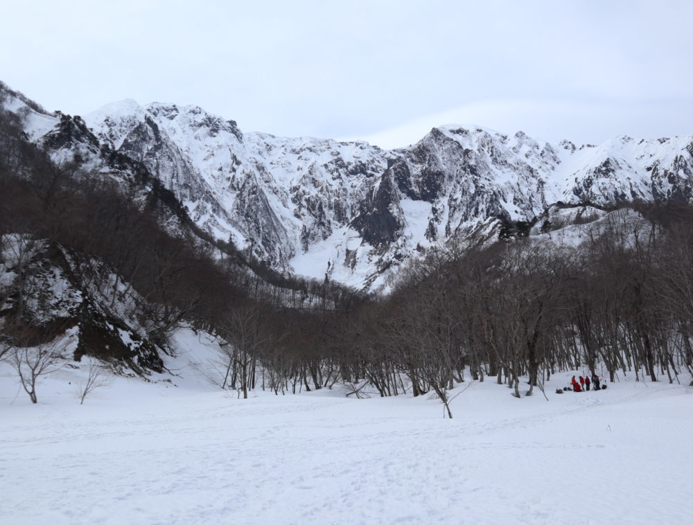 「谷川岳一ノ倉沢大岩壁」スノートレッキング１日ツアー