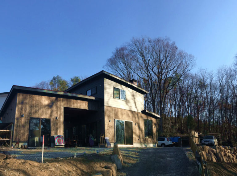 みなかみの町を一望できる丘に立つ「ワンドロップ」の外観